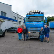 Volvo s jeřábem F710RA.2.28 xhe-dynamic a valníkovou nástavbou 